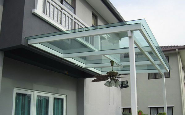 Một số lưu ý quan trọng khi sử dụng mái kính cường lực