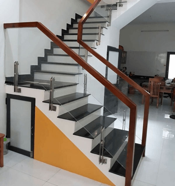 Cầu thang kính có bền không