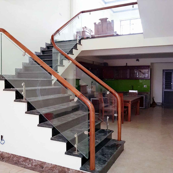 Cầu thang kính cường lực có bền hay không