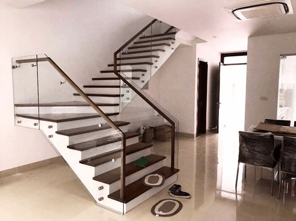 Cầu thang kính có an toàn không