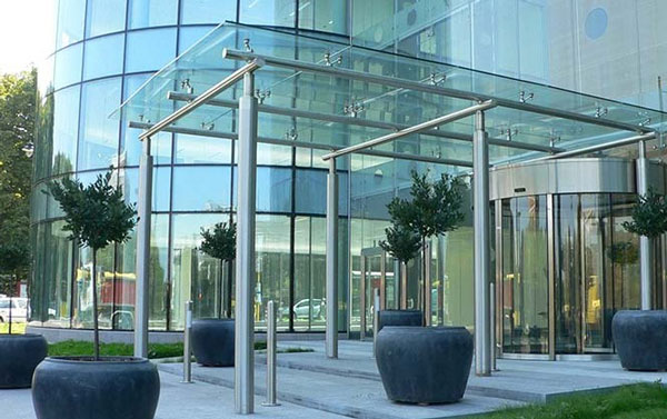 Độ bền chắc của mái kính cường lực như thế nào