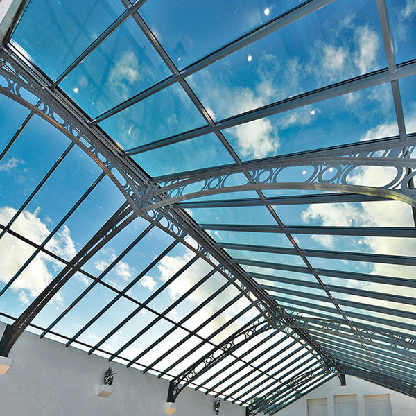 Nên lựa chọn mái kính cường lực hay máu kính dán an toàn