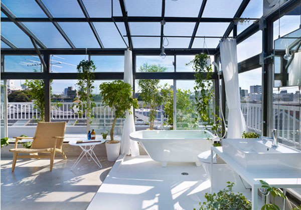 Nên sử dụng máu kính cường lực hay mái kính dán an toàn