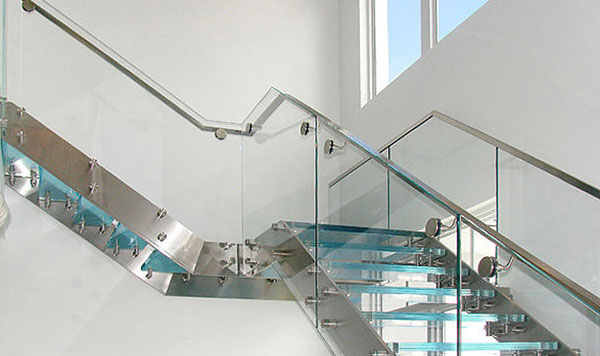 Nên chọn cầu thang inox hay cầu thang kính cường lực