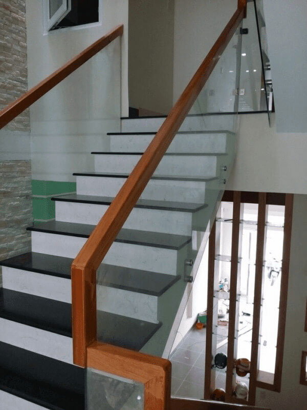 Cầu thang kính không trụ và những điều cần biết