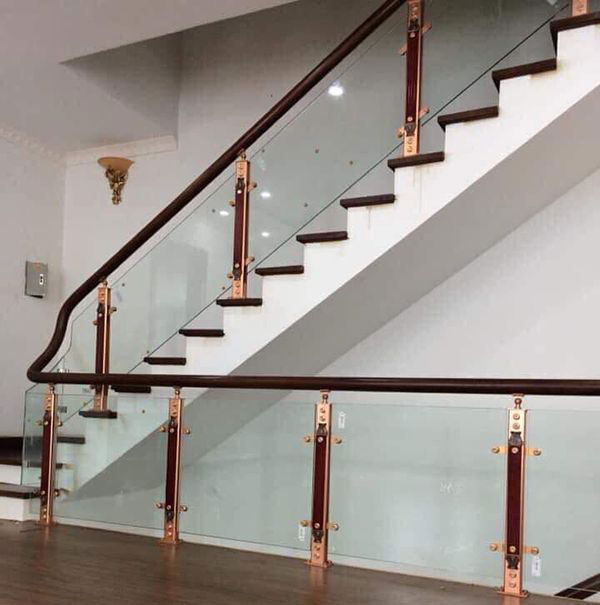 Một số ưu điểm trụ cầu thang kính cường lực