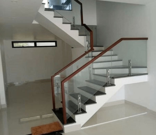 Trụ cầu thang kính cường lực có những ưu điểm gì