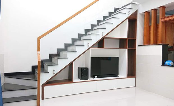 Giá làm cầu thang kính cường lực có đắt không