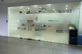 Thi công vách kính văn phòng kính mờ hay kính trong