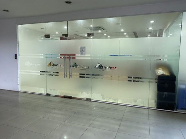 Lắp đặt vách kính cường lực kính mờ hay kính trong