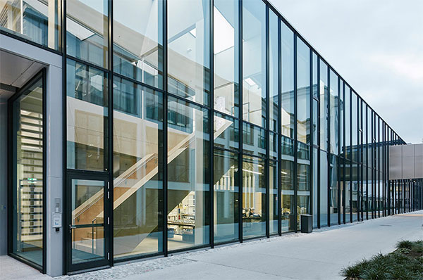 Tường kính cường lực có an toàn không