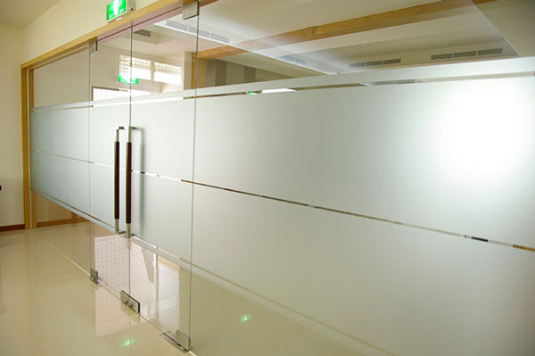 Vách kính văn phòng chọn kính mờ hay kính trong